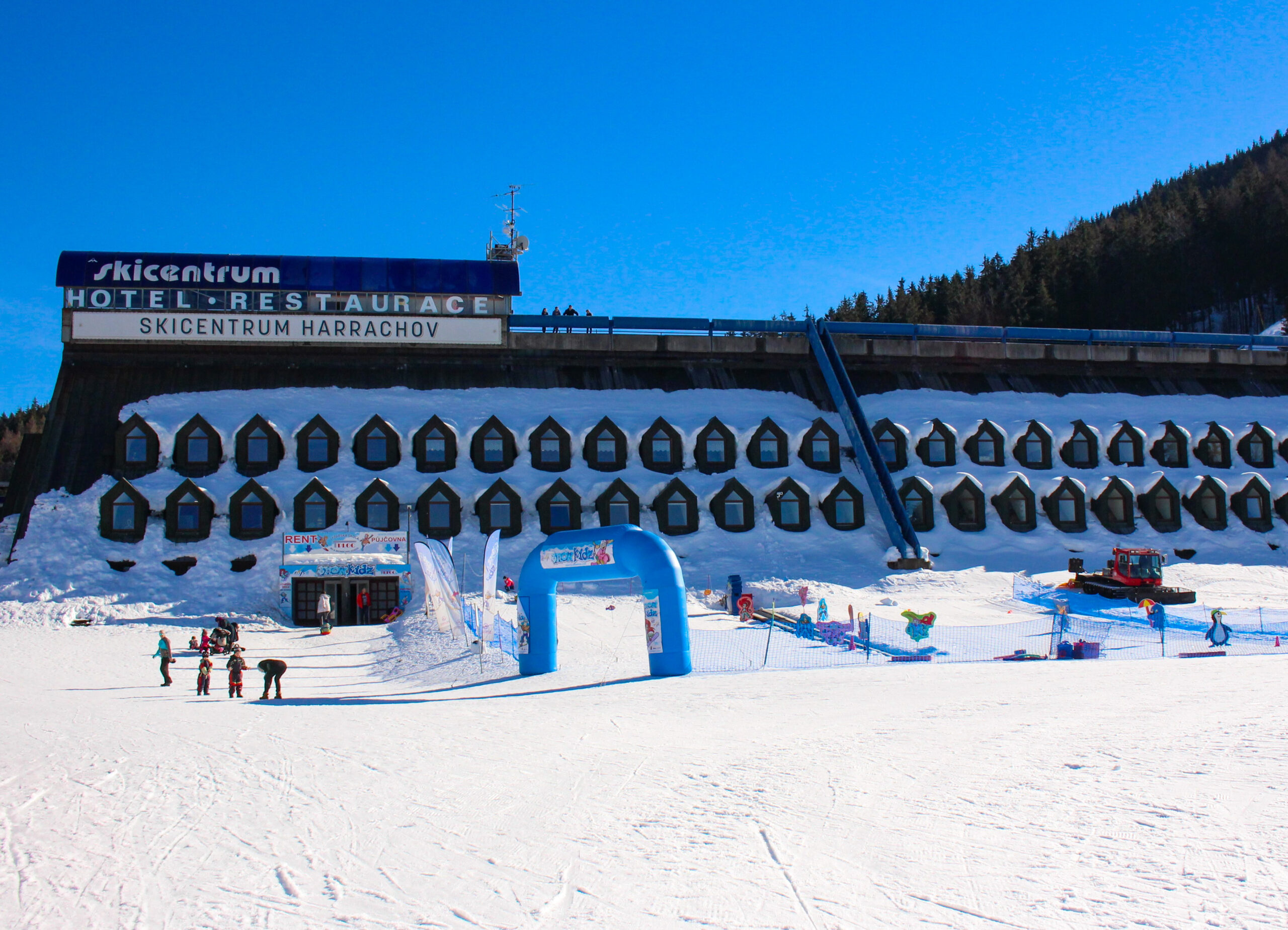 Půjčovna lyží a snb Harrachov hotel skicentrum