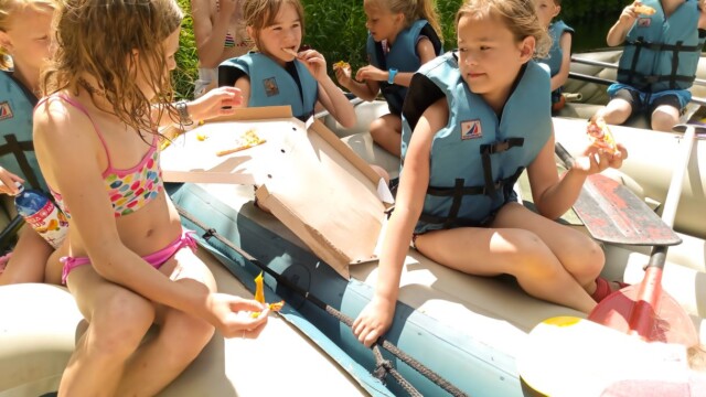 sportovní tábor Harrachov děti na raftu sportovní tábor Harrachov děti na raftu